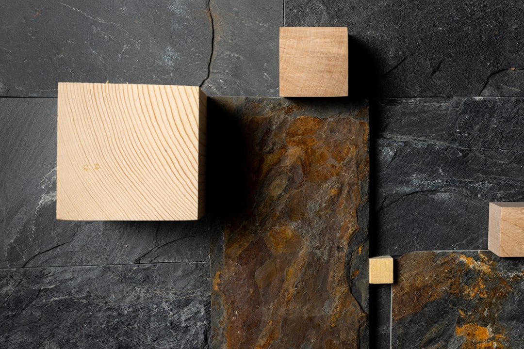 Természetes burkolatok: fa, kő és beton az otthonban