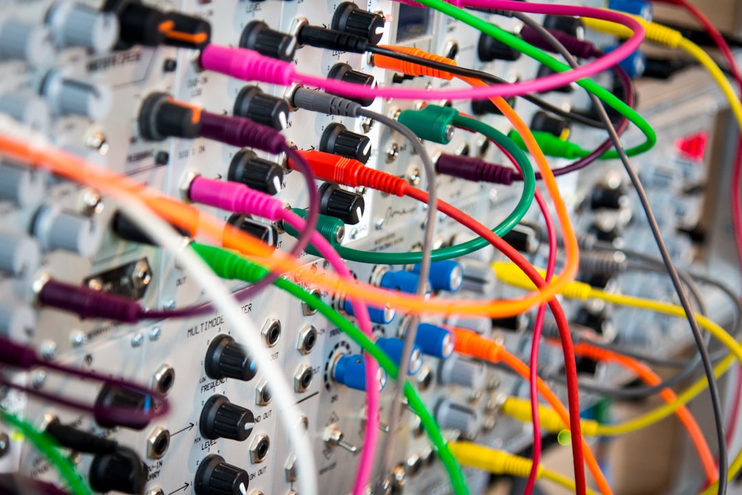 Életveszélyes időzítőbomba a falban: amit minden villanyszerelőnek tudni kell a budapesti panellakások elektromos hálózatáról